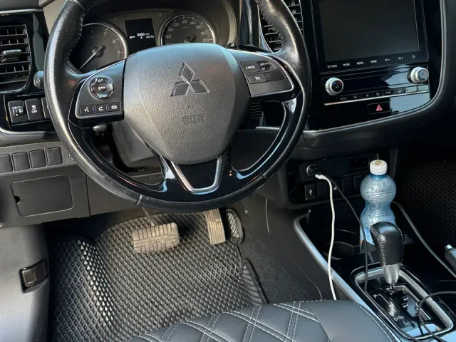Mitsubishi Outlander - фото 1