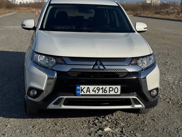 Mitsubishi Outlander - фото 1