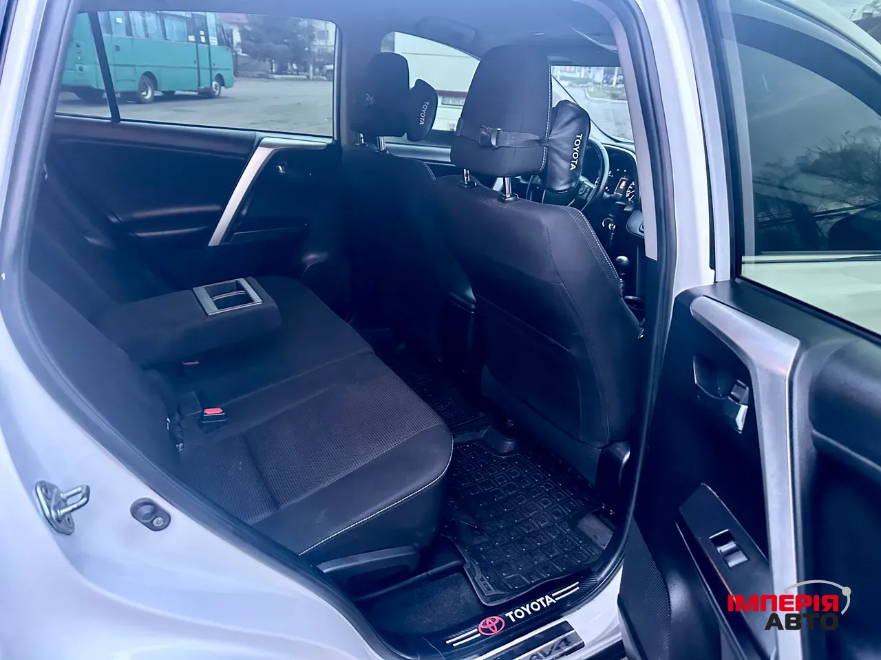 Toyota RAV4 - фото 9