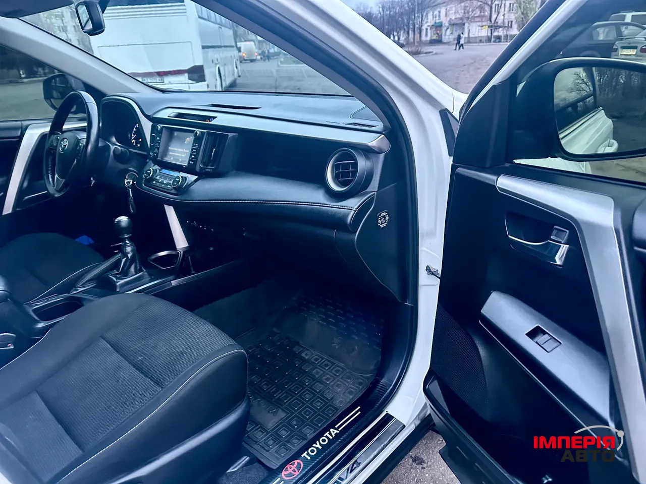 Toyota RAV4 - фото 10