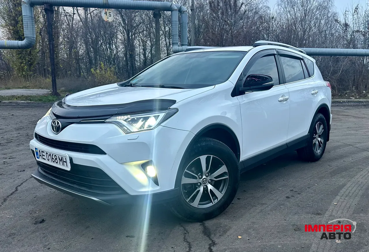 Toyota RAV4 - фото 1