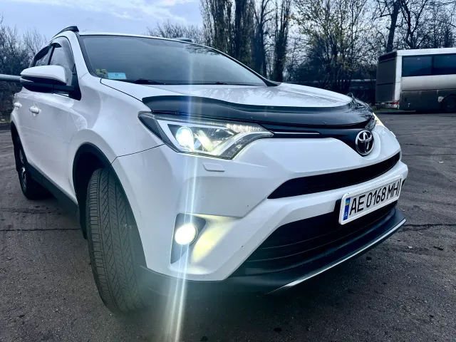 Toyota RAV4 - фото 3