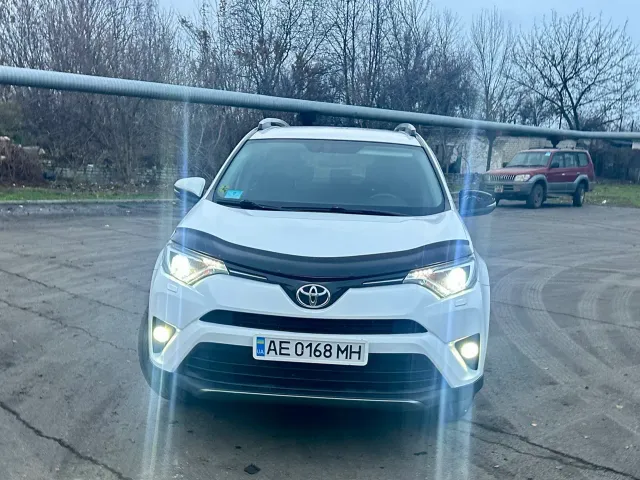 Toyota RAV4 - фото 2