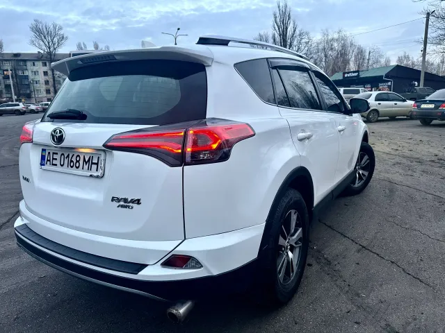 Toyota RAV4 - фото 4
