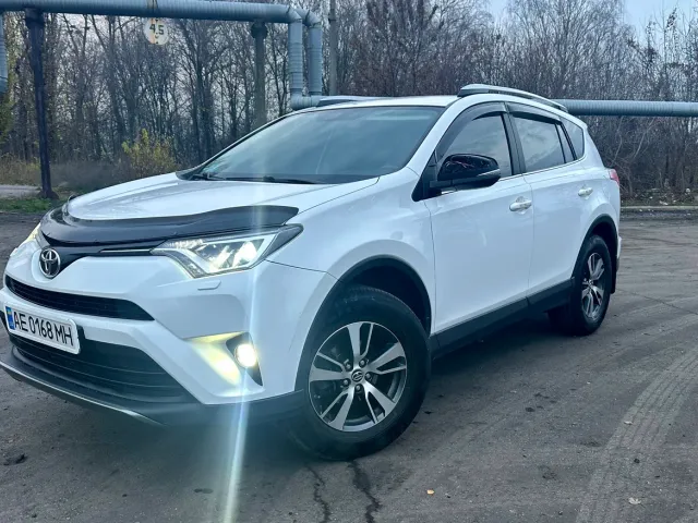 Toyota RAV4 - фото 1