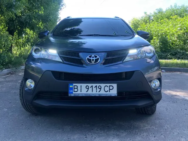 Toyota RAV4 - фото 1