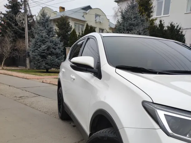 Toyota RAV4 - фото 4