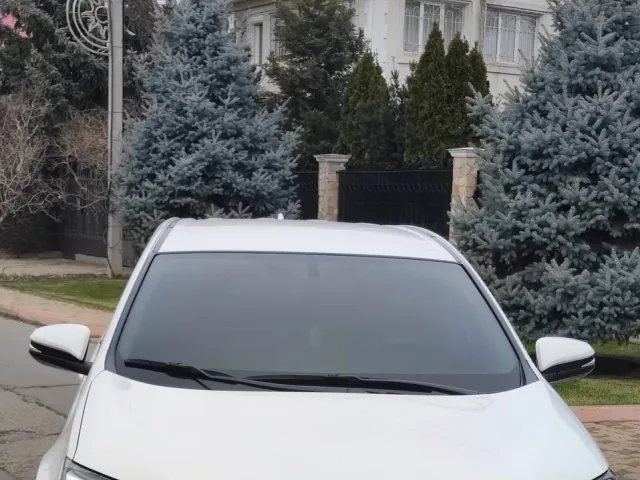 Toyota RAV4 - фото 1