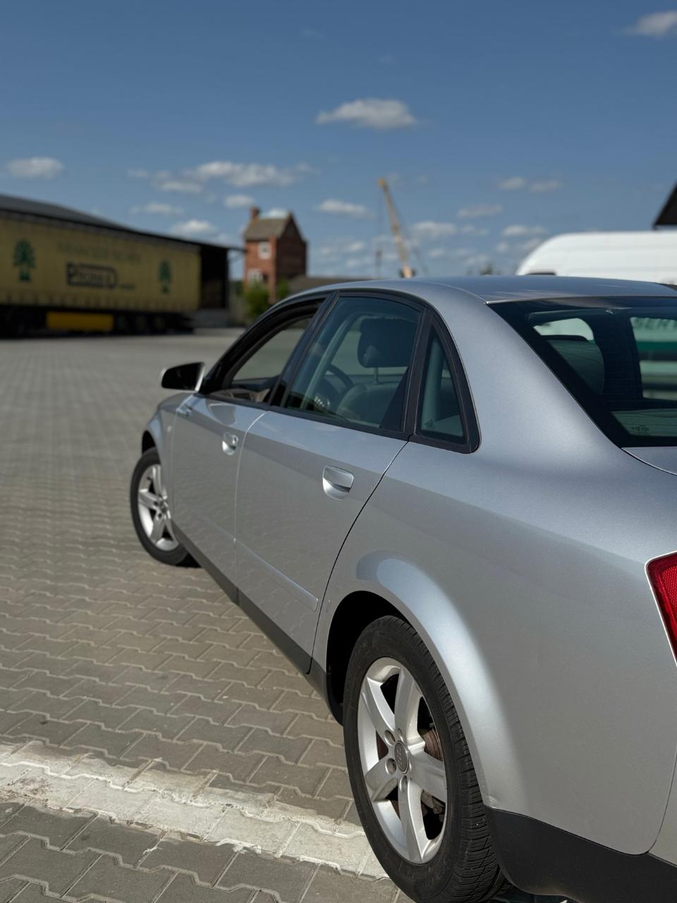 Audi A4 - фото 10