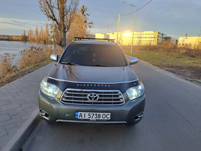 Toyota Highlander - фото 1