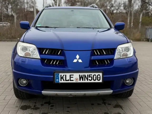Mitsubishi Outlander - фото 1