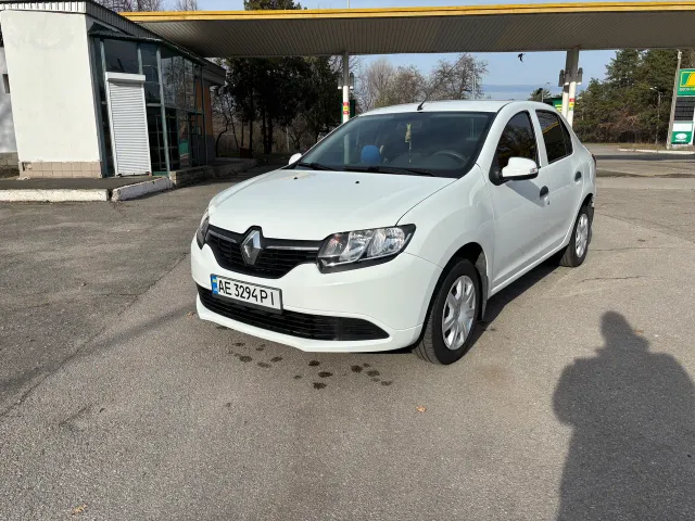 Renault Logan - фото 1