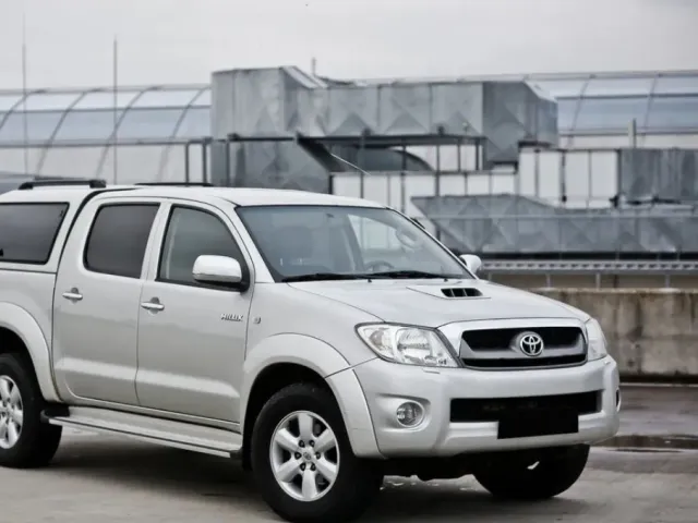Toyota Hilux - фото 1