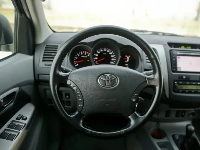 Toyota Hilux - фото 4