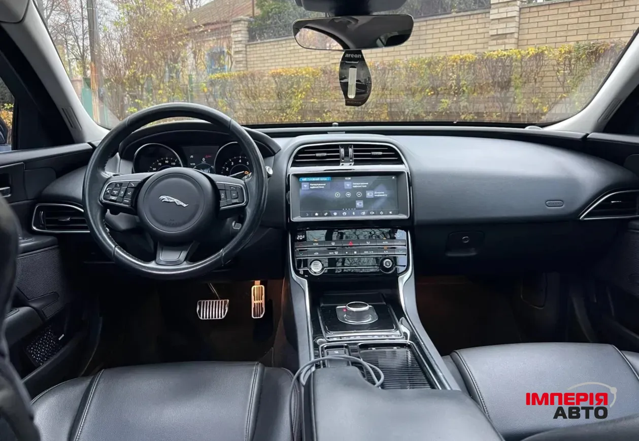Jaguar XE - фото 6