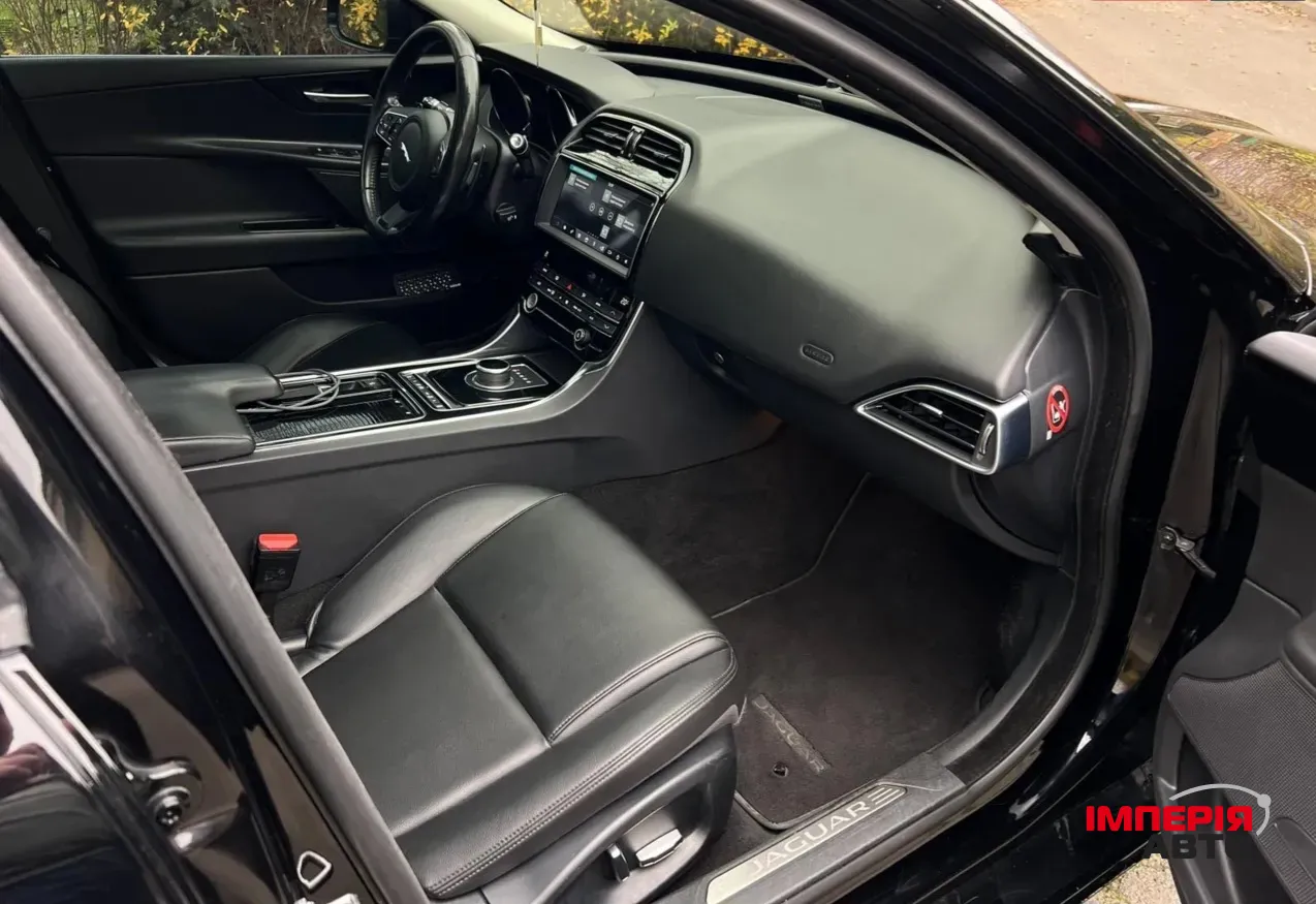 Jaguar XE - фото 7