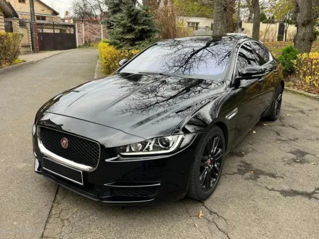 Jaguar XE - фото 1
