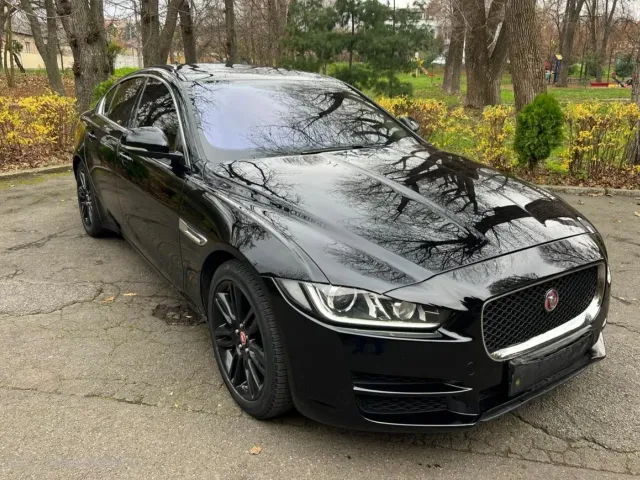 Jaguar XE - фото 3