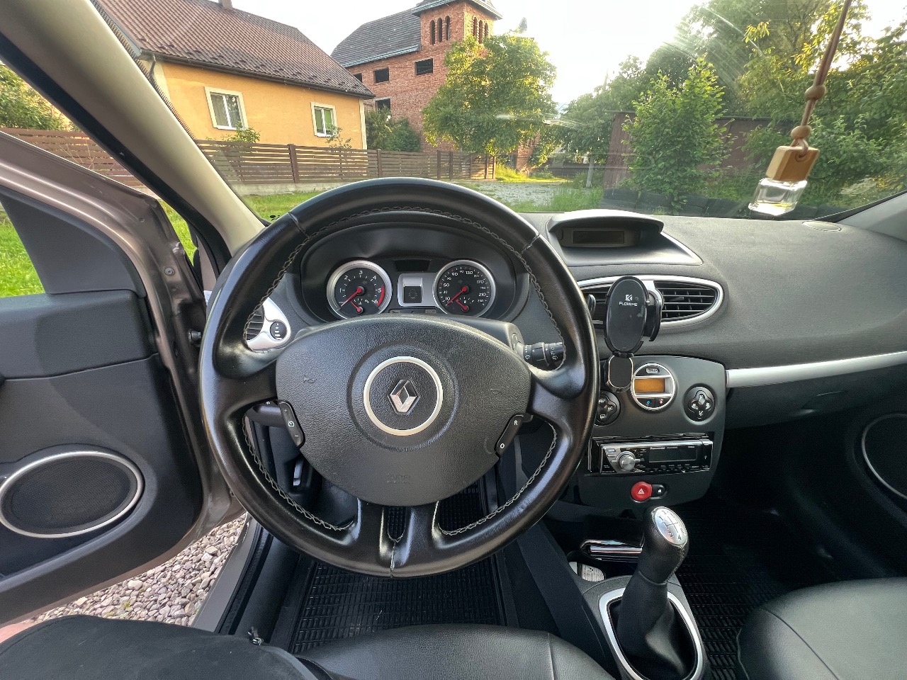 Renault Clio - фото 10