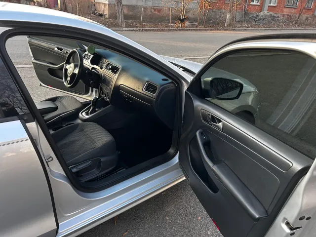 Volkswagen Jetta - фото 4