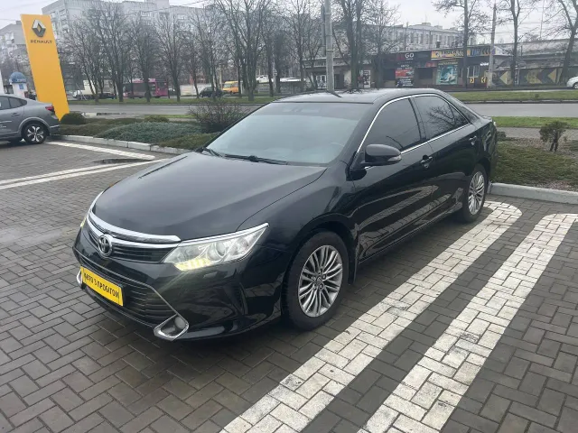 Toyota Camry - фото 1