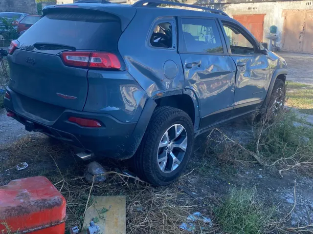 Jeep Cherokee - фото 1