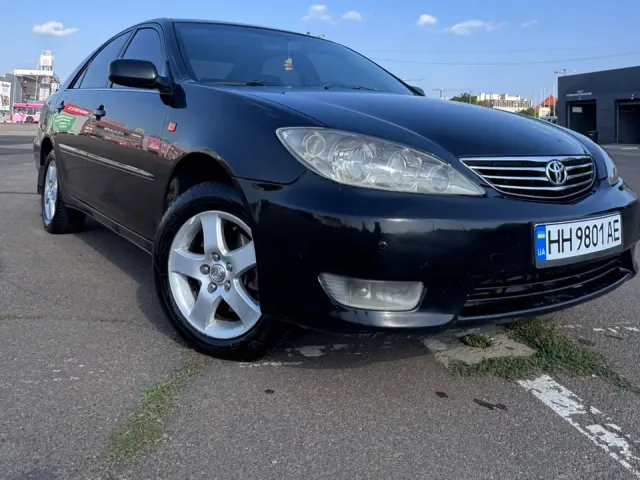 Toyota Camry - фото 1