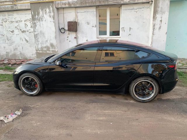 Tesla Model 3 - фото 1