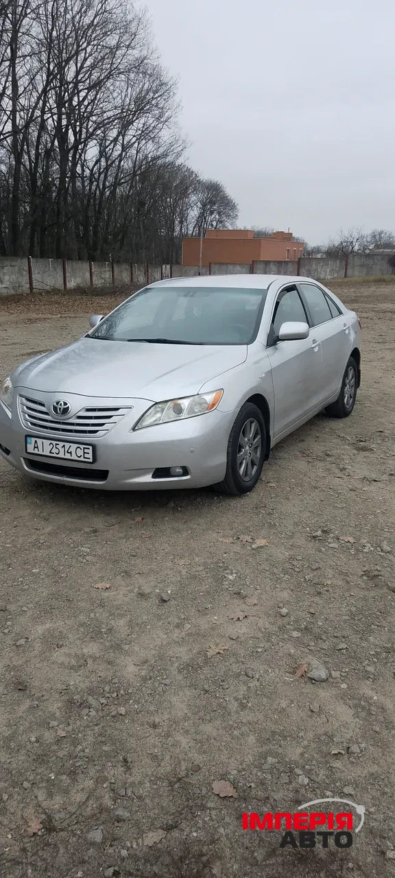 Toyota Camry - фото 1