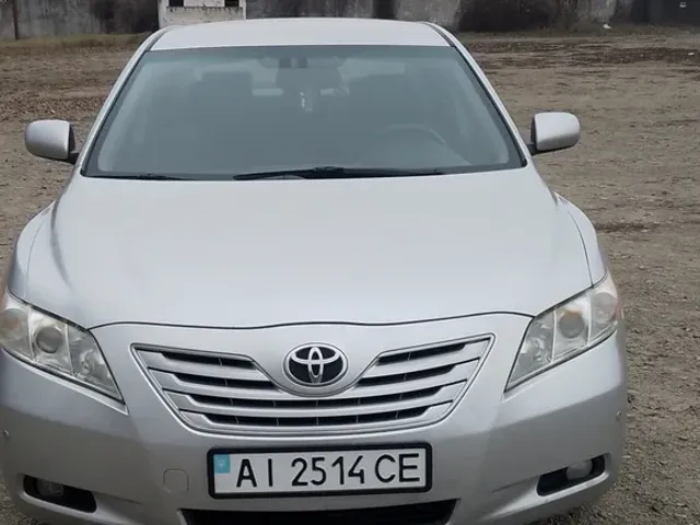 Toyota Camry - фото 2