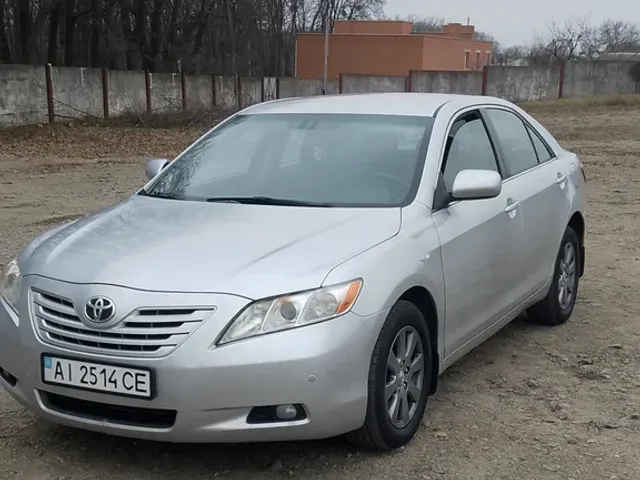 Toyota Camry - фото 1