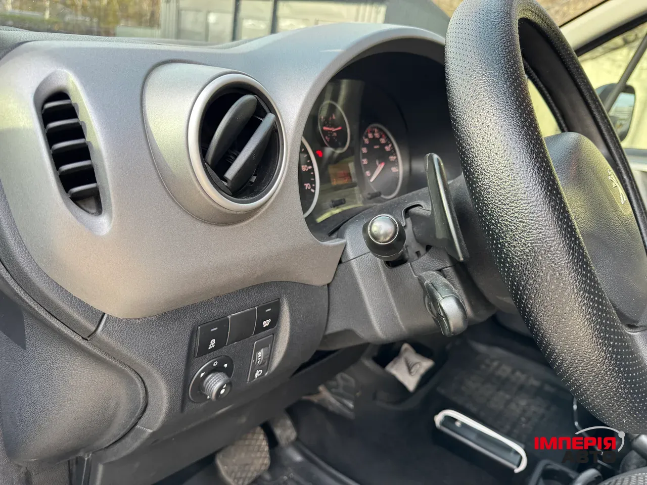 Peugeot Partner - фото 10