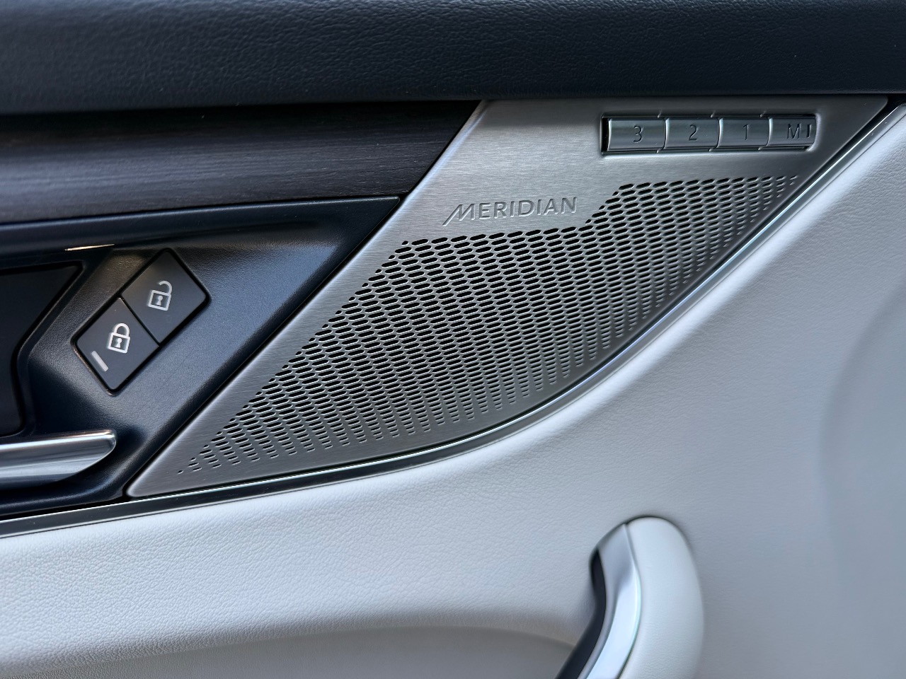 Jaguar F-Pace - фото 12