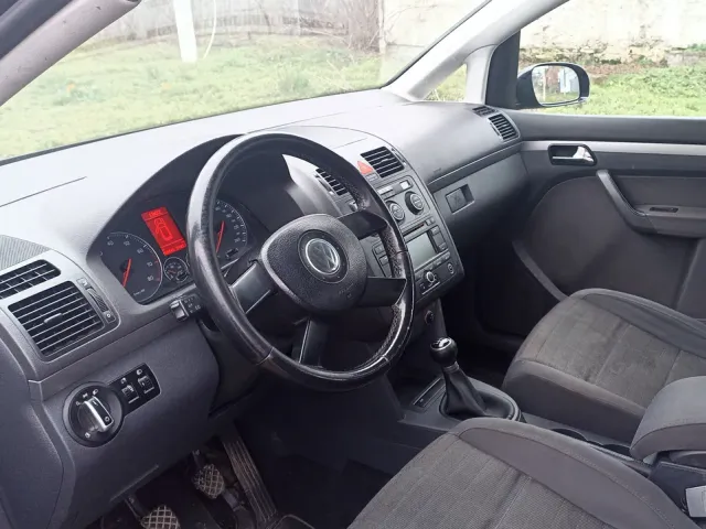 Volkswagen Touran - фото 5