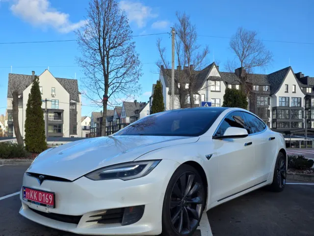 Tesla Model S - фото 1