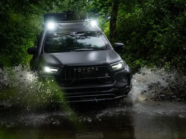 Toyota Hilux - фото 1