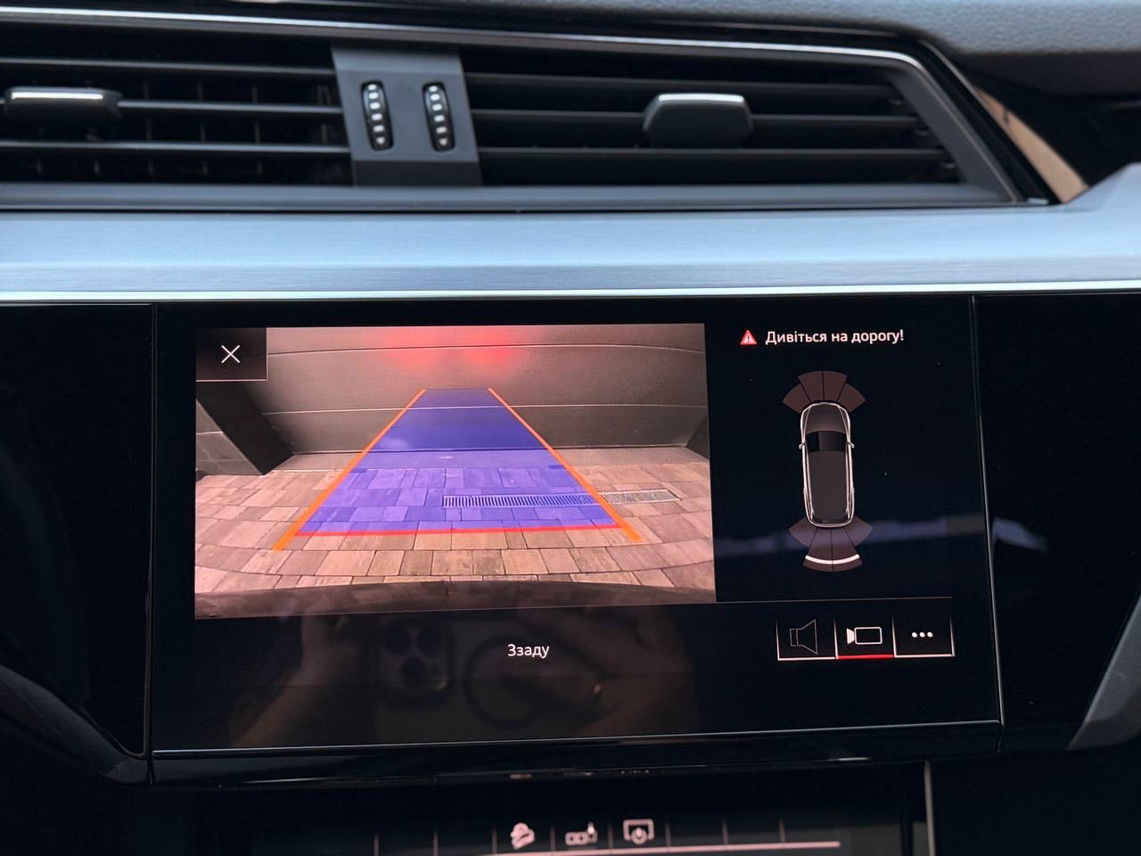 Audi e-tron - фото 5