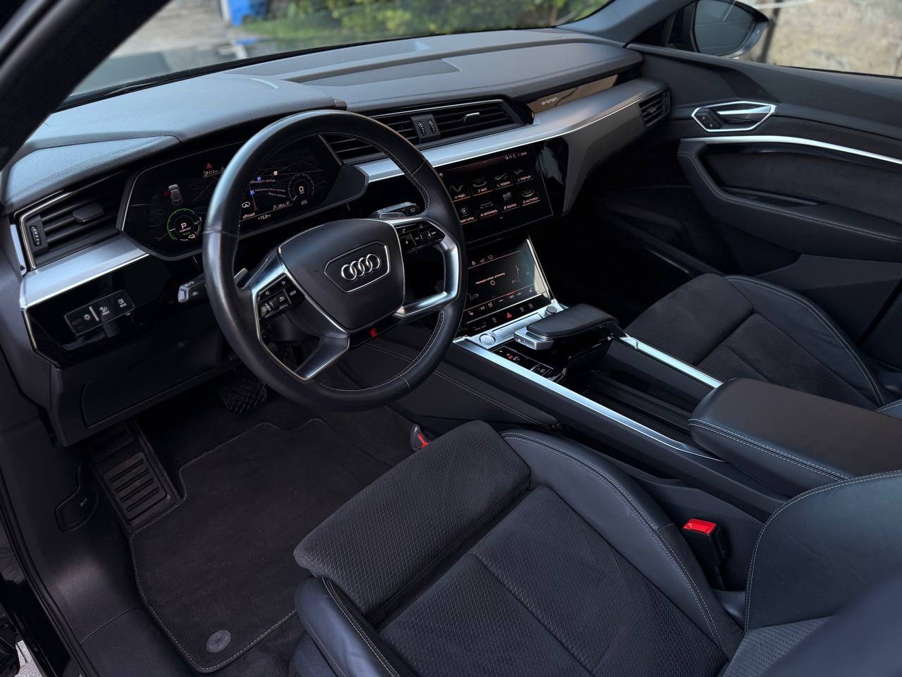 Audi e-tron - фото 12