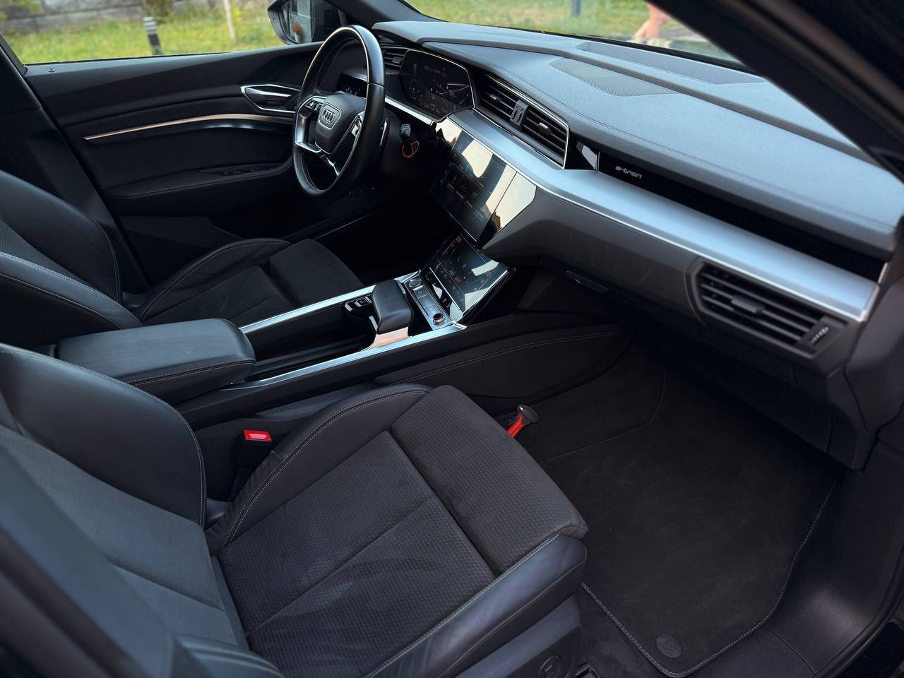 Audi e-tron - фото 11