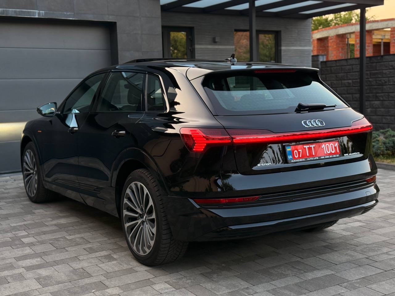 Audi e-tron - фото 8