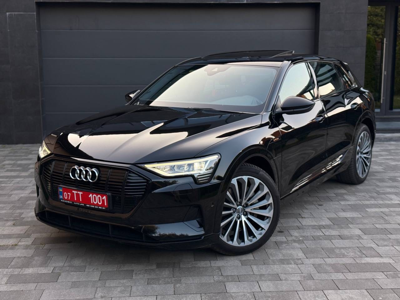 Audi e-tron - фото 1