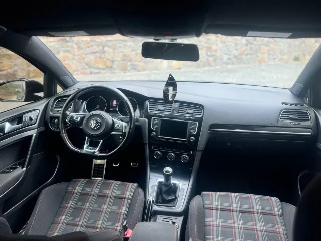 Volkswagen Golf GTI - фото 3