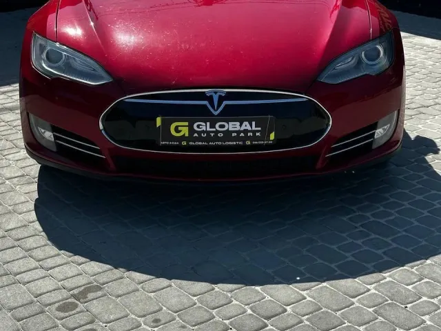 Tesla Model S - фото 1