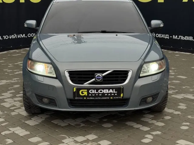 Volvo V50 - фото 1