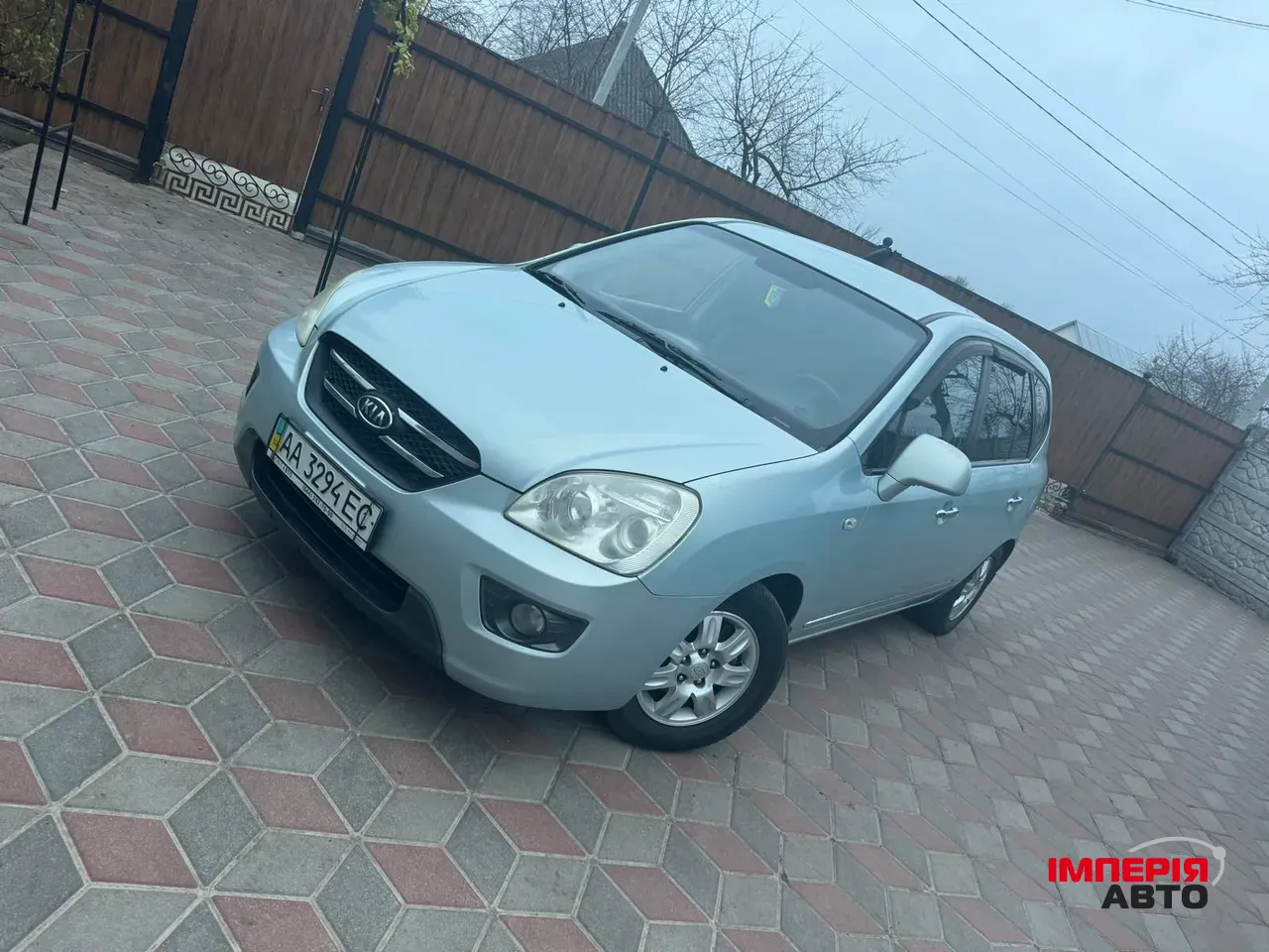 Kia Carens - фото 1