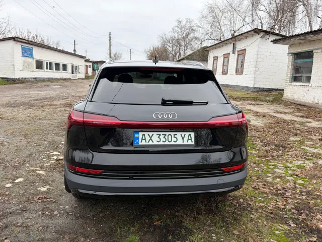 Audi e-tron - фото 4