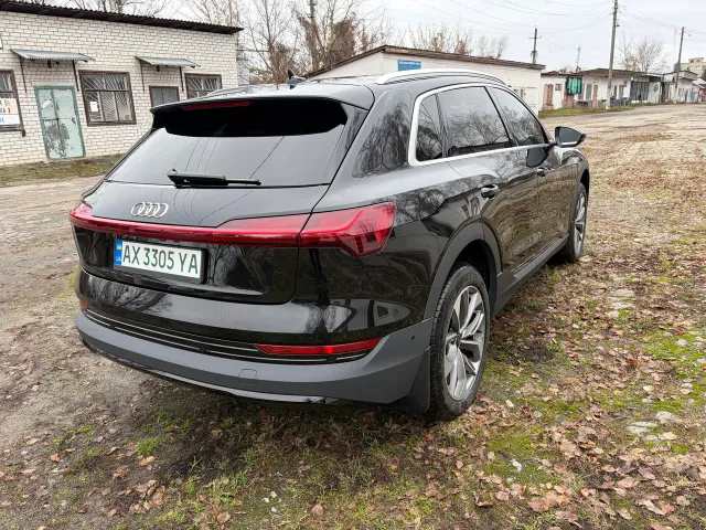 Audi e-tron - фото 5