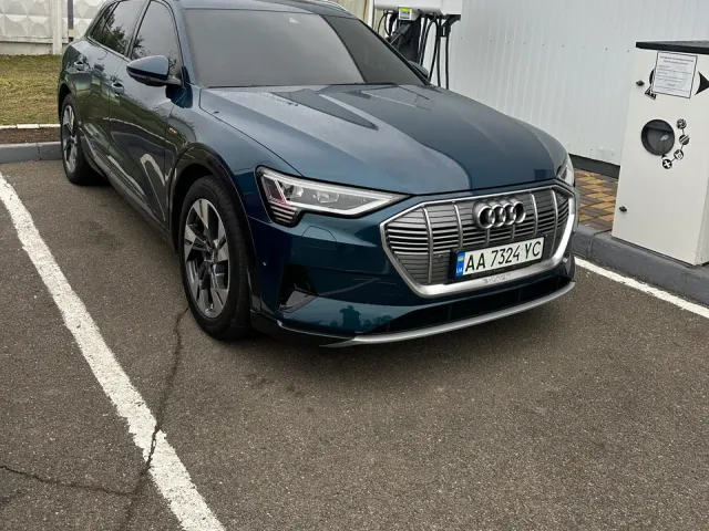 Audi e-tron - фото 1