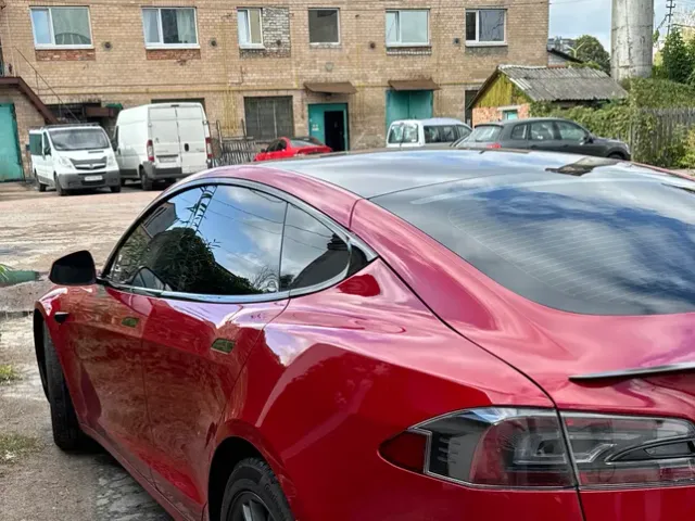 Tesla Model S - фото 1