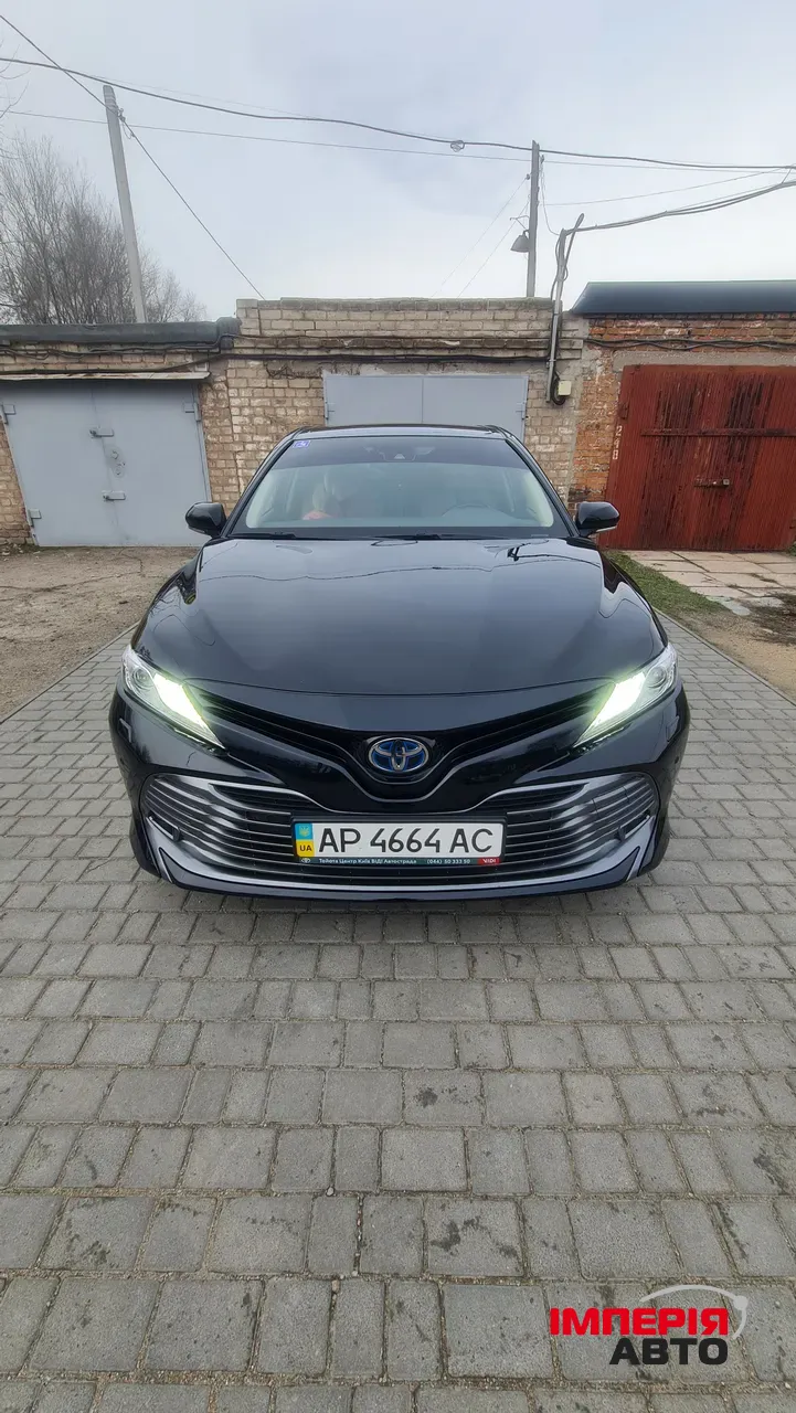 Toyota Camry - фото 1